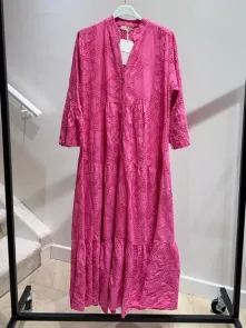 Långklänning i Broderie Anglaise Fuchsia One Size