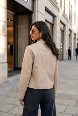 Zoom bild av Jacka i Skinnimitation Beige