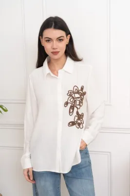 Zoom bild av Blus med Broderi Vit